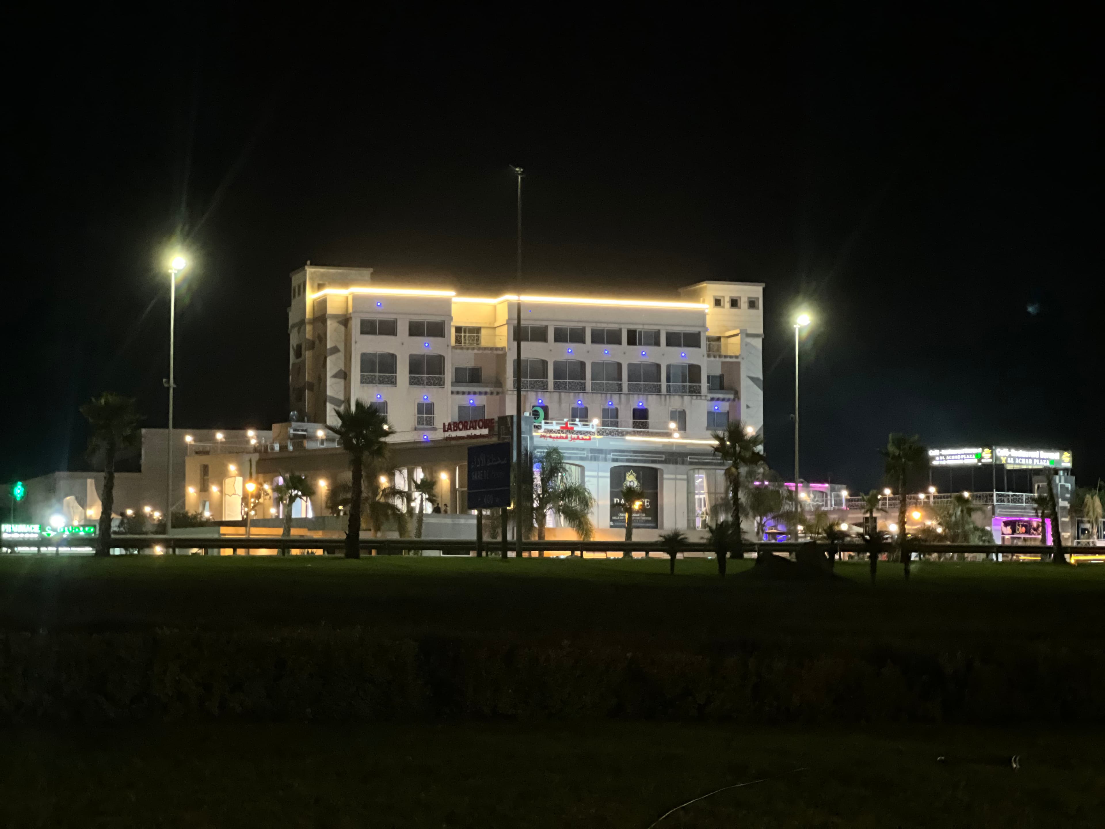 La façade de Borasol le soir