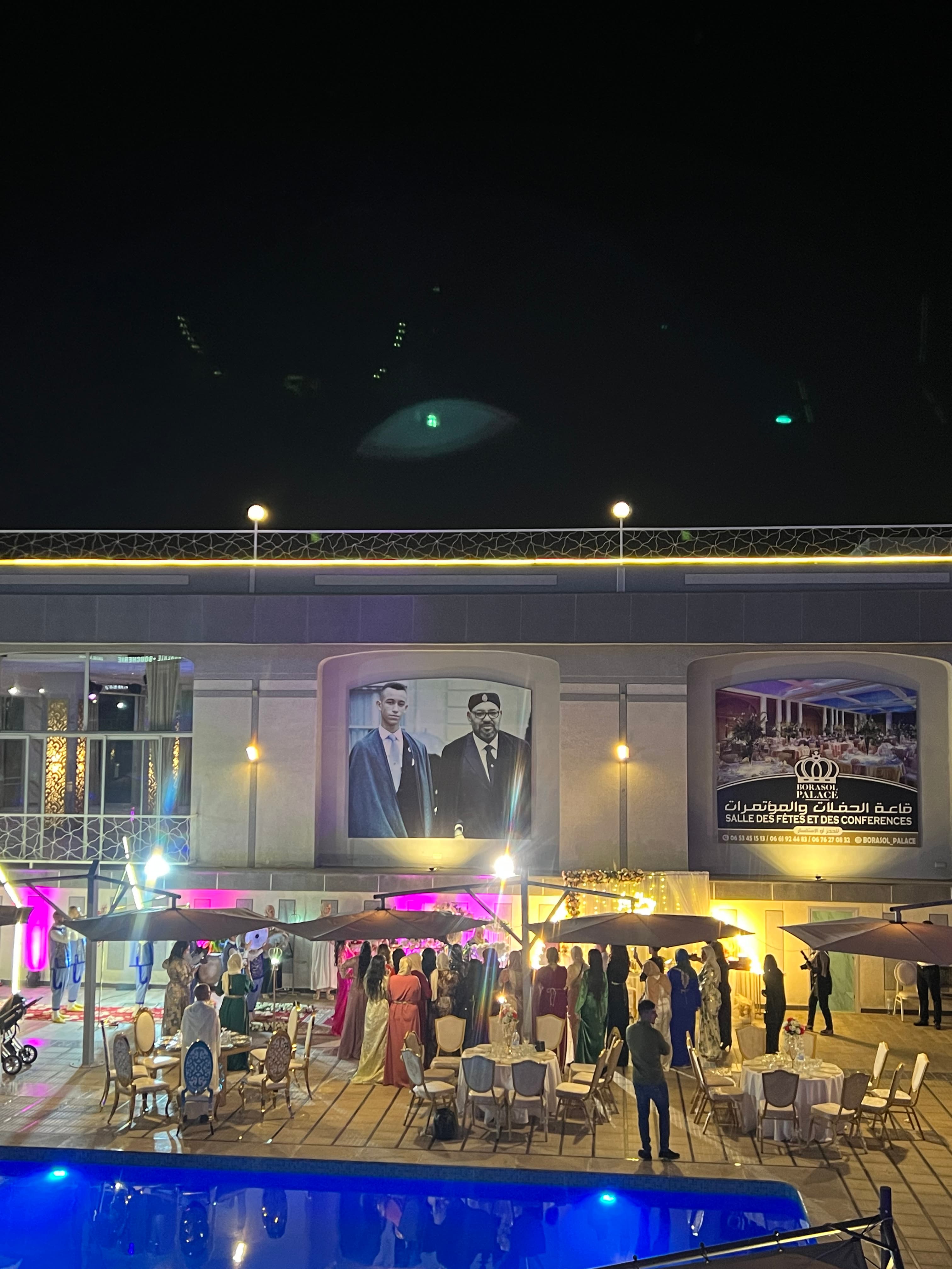 Soirée au bord de la piscine